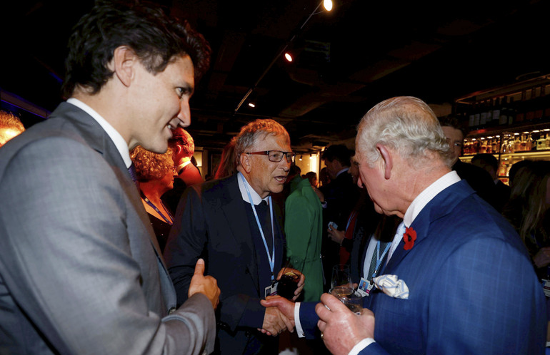 Datei:Bill-Gates-Mitte-Prinz-Charles-rechts-und-Kanadas-Premier-Justin-Trudeau.-Phil-Noble (Charles III.).png